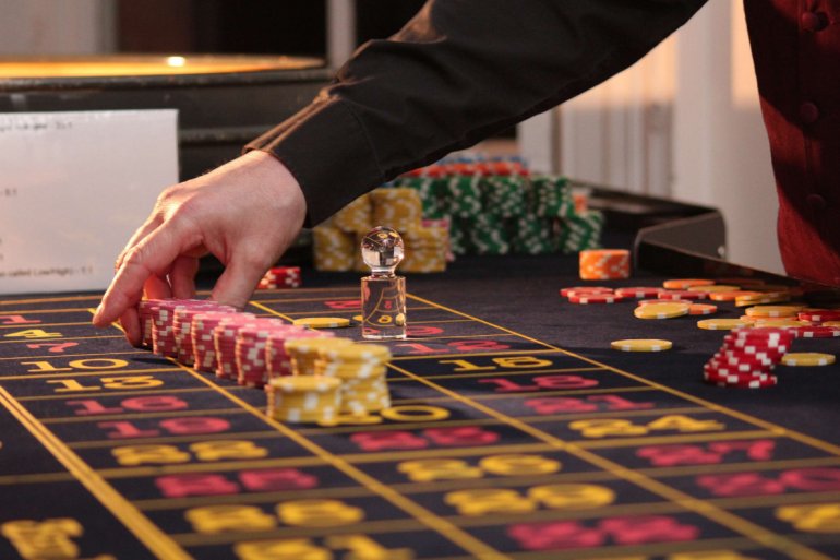 pilas de fichas de casino en una mesa de ruleta