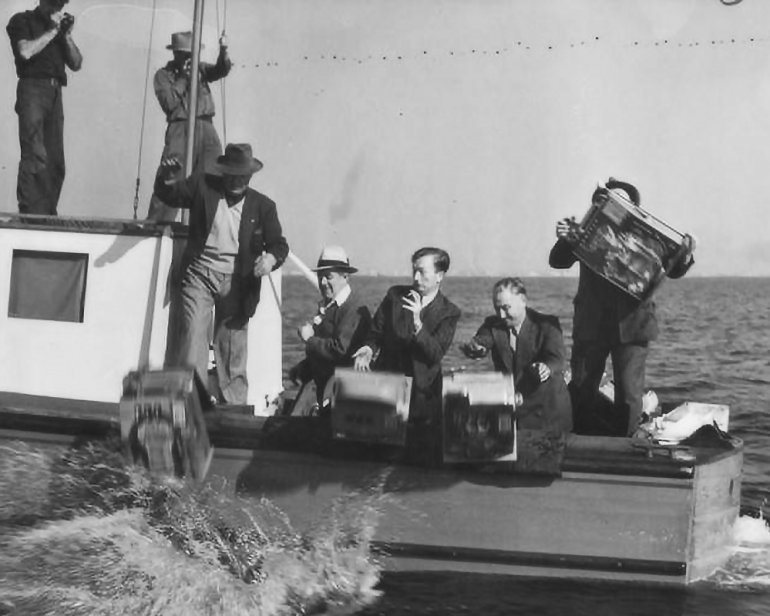 Tragaperras confiscadas al SS Tango arrojadas al mar.