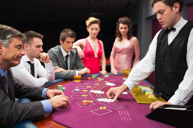 Juego de Blackjack un hombre duda si tomar otra carta o no