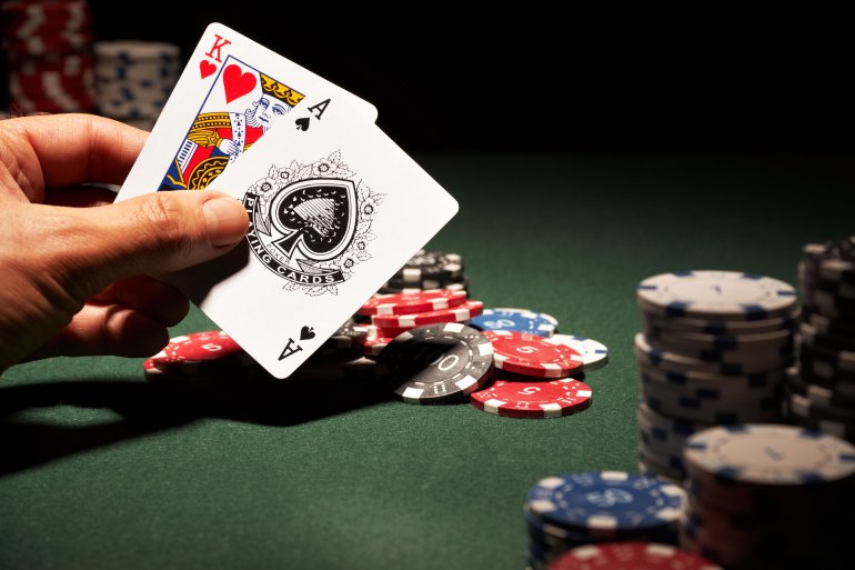 El rey de corazones y el as de picas están en el juego del blackjack