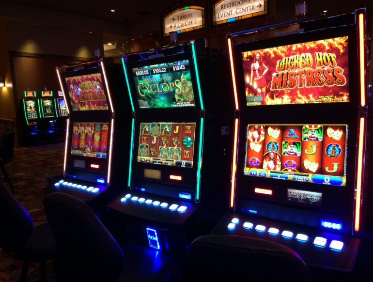Sala con máquinas tragaperras en un casino real