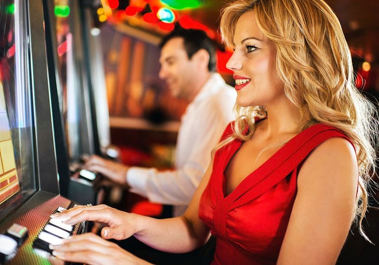 chica de rojo jugando casino slot