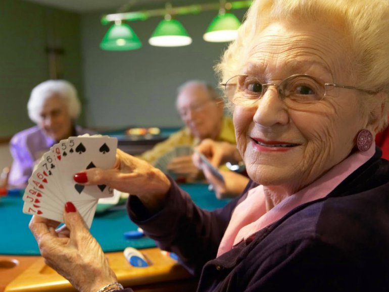 Una anciana jugando a las cartas