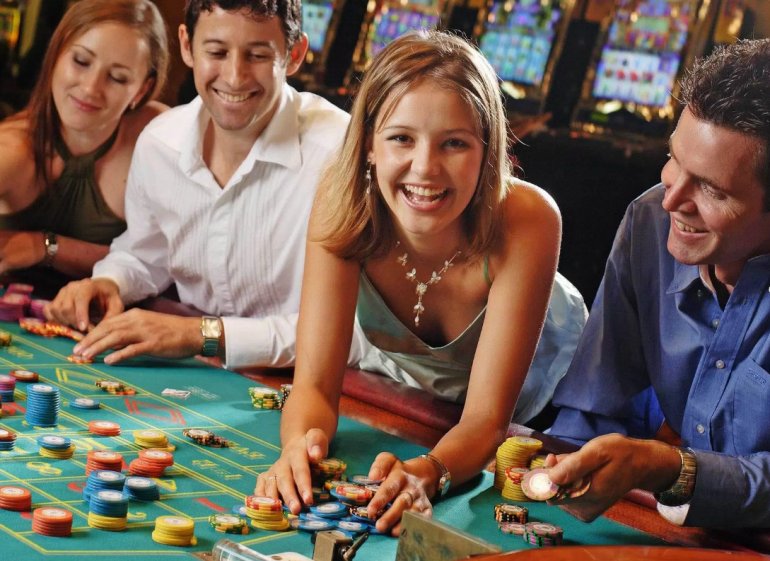 Jugadores felices jugando a la ruleta