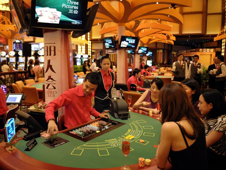 Un crupier en un casino de Singapur